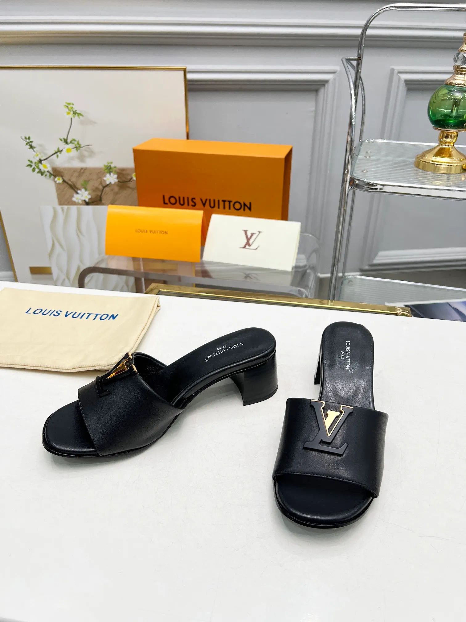 👟👟Ex-factory price 460👟👟Louis Vuitton/Louis Vuitton women's new sandals LV SUNSET COMFORT flat sandals are made of exquisite cowhide and sheepskin lining, the uppers show handicrafts, and are matched with genuine leather soles*@wearing experience. LV logo hardware buckle on upper, size 35-42